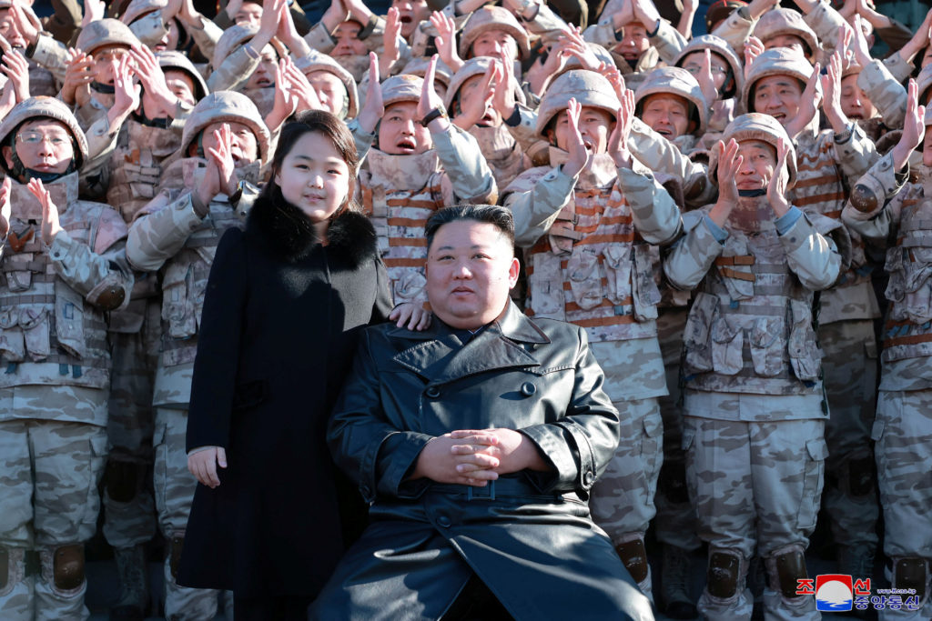 Chùm ảnh ái nữ xinh đẹp của Chủ tịch Triều Tiên Kim Jong Un