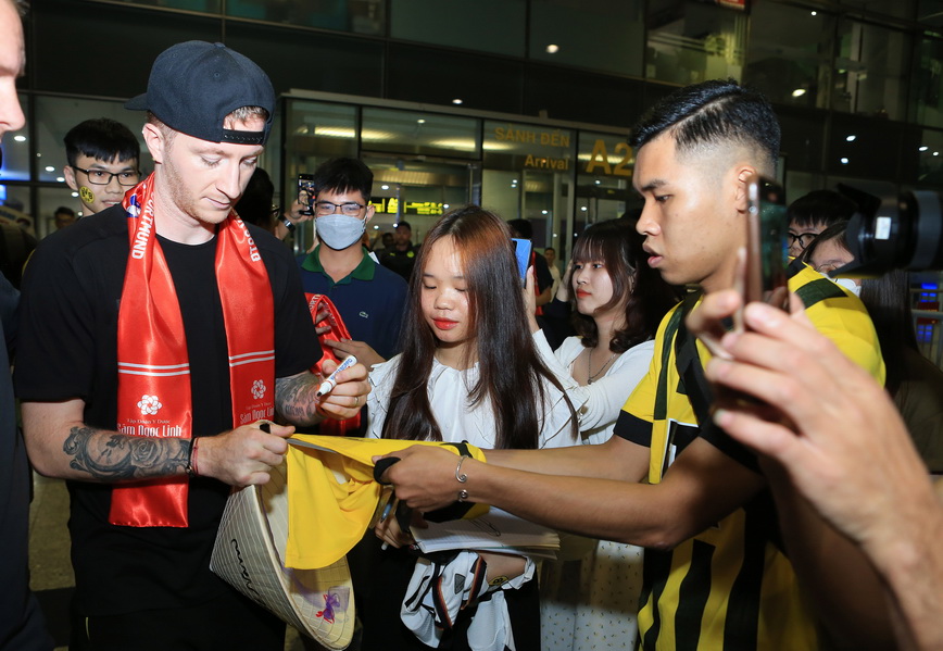 Người hâm mộ Việt Nam cuồng nhiệt chào đón CLB Dortmund