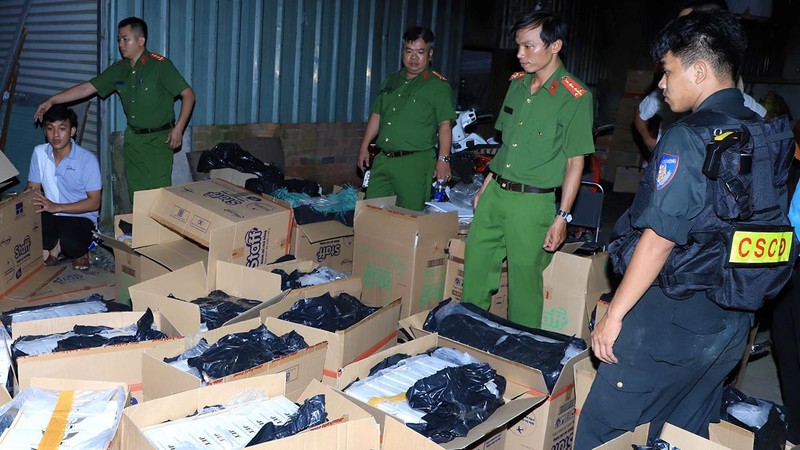 Khởi tố nhóm đối tượng buôn lậu thuốc lá từ Campuchia về Đồng Nai