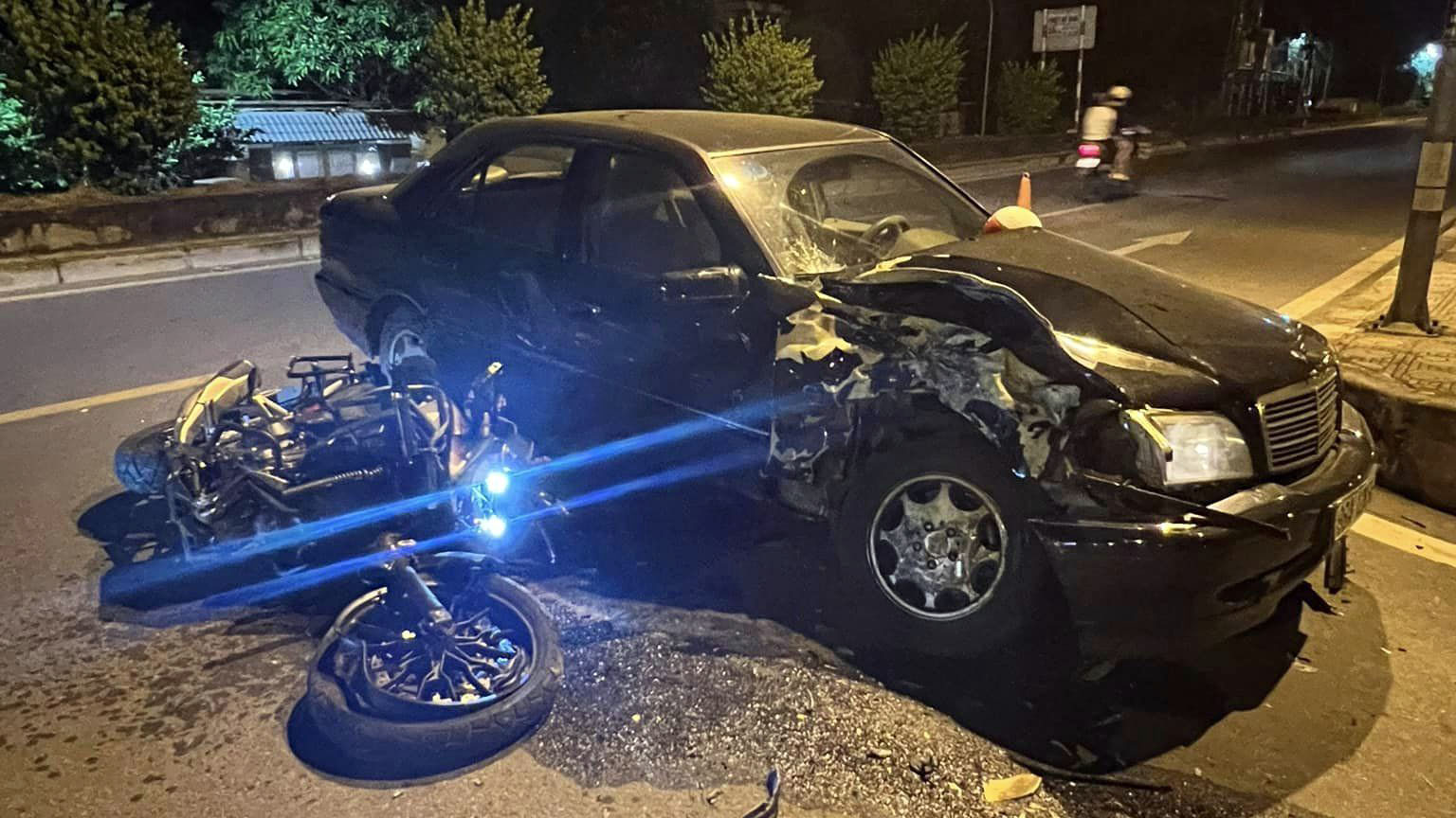 Ảnh TNGT: Quay đầu xuống đê, Mercedes-Benz bị xe phân khối lớn đâm trúng mũi xe