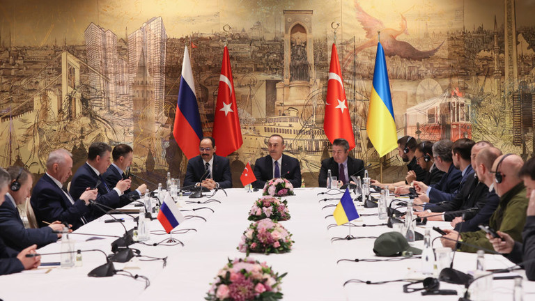 Trợ lý của Tổng thống Putin tiết lộ các điều khoản hòa bình ban đầu mà Nga đưa ra với Ukraine