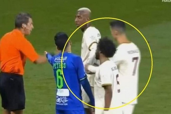 Ronaldo bị tố tranh quả penalty của đồng đội