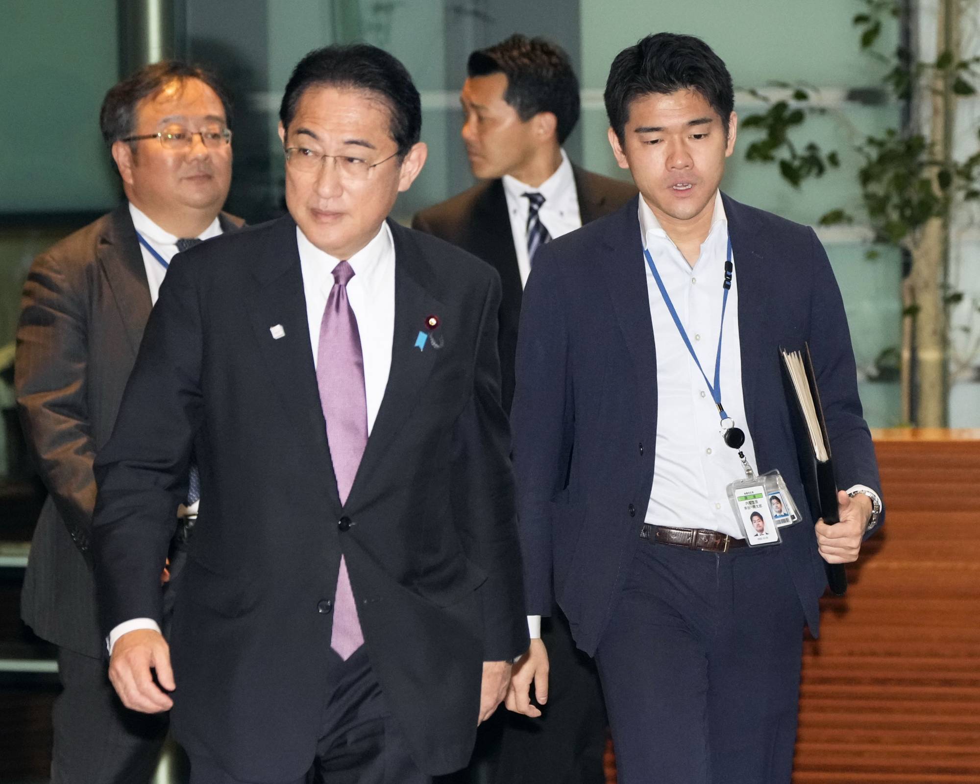 Thủ tướng Nhật sa thải con trai