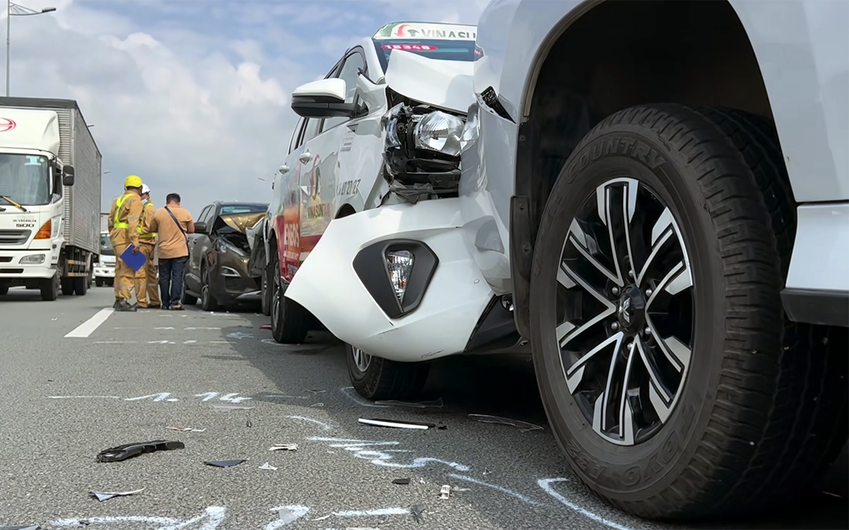 Đằng sau những bức Ảnh TNGT: Hiện trường tai nạn liên hoàn giữa 5 ô tô trên cao tốc TP.HCM - Long Thành - Dầu Giây
