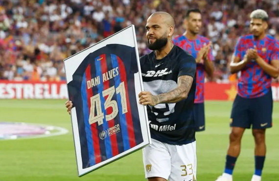 Barcelona không còn coi Alves là huyền thoại