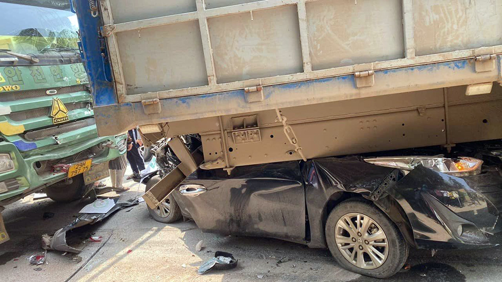 Ảnh TNGT: Tai nạn liên hoàn, Toyota Vios bị dồn chui tụt vào gầm xe tải