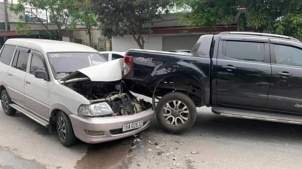 Clip TNGT: Toyota Zace đâm thẳng đuôi Ford Ranger vì bán tải dừng lại bất ngờ