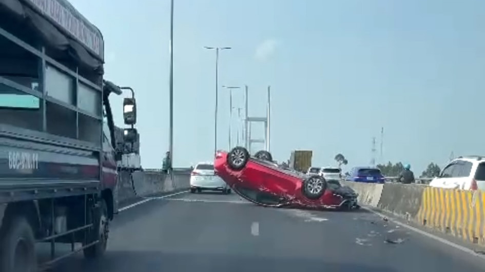 Ảnh TNGT: Mazda3 gặp nạn, lật ngửa giữa cầu