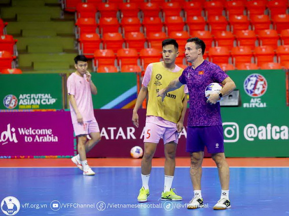 Tuyển Futsal Việt Nam tập làm quen nhà thi đấu chính thức Hua Mark