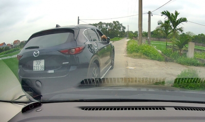 Clip VHGT: Đâm vào xe đang đỗ, Mazda CX-5 thản nhiên bỏ đi như không có gì xảy ra