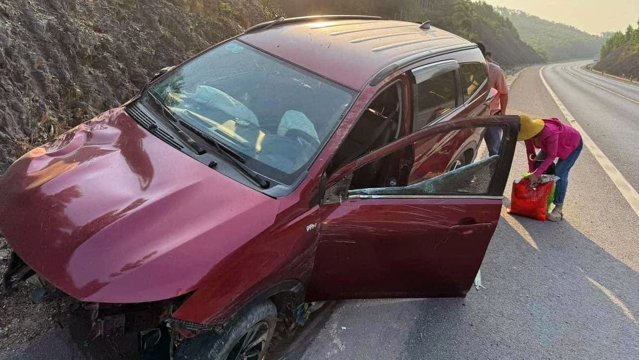 Ảnh TNGT: Thêm Toyota Rush gặp tai nạn trên cao tốc La Sơn - Cam Lộ