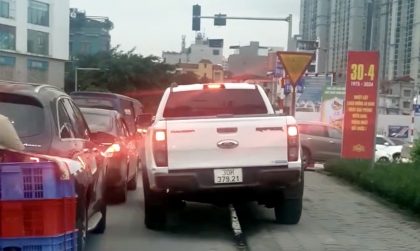 Clip Ford Ranger Raptor dễ dàng leo lên vỉa hè tại Hà Nội để tránh tắc đường