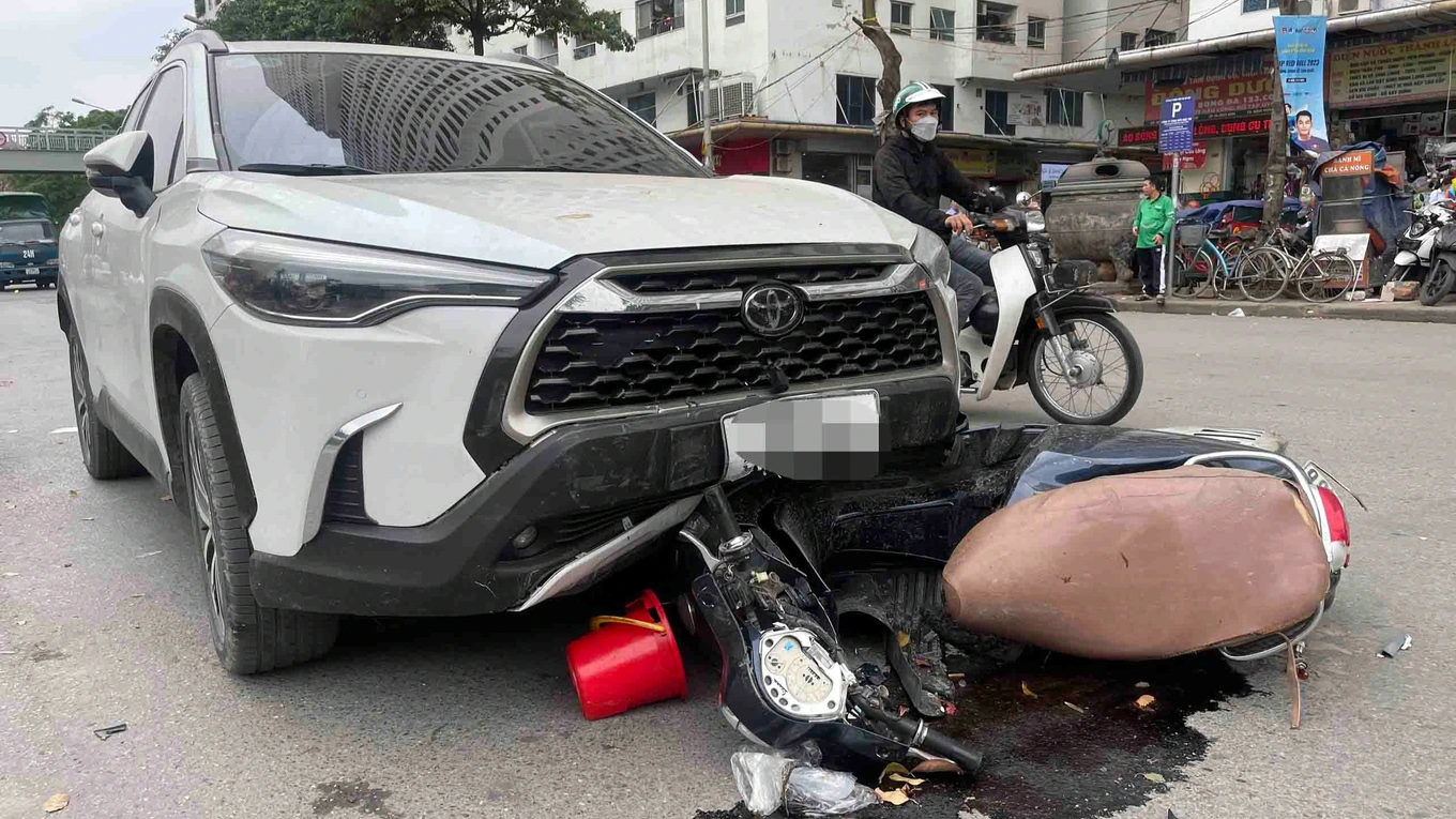 Ảnh TNGT: Nữ tài xế cầm lái Toyota Corolla Cross gây tai nạn liên hoàn với 2 xe máy và 1 ô tô
