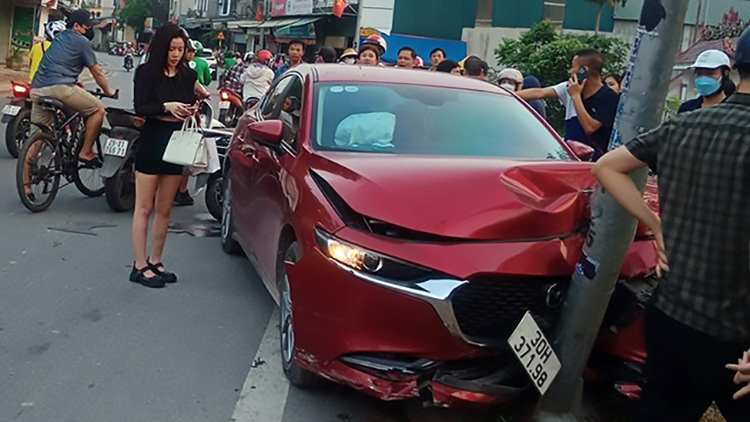 Ảnh TNGT: Mazda3 mất lái đâm thẳng cột điện