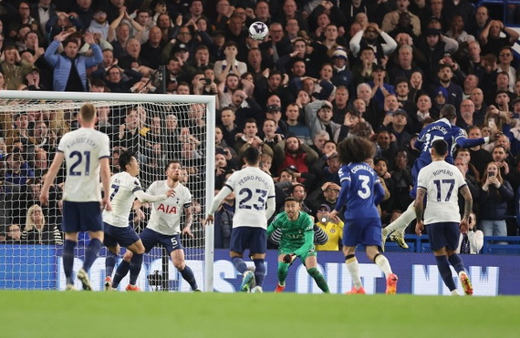 Chelsea lại khiến Tottenham ôm hận!