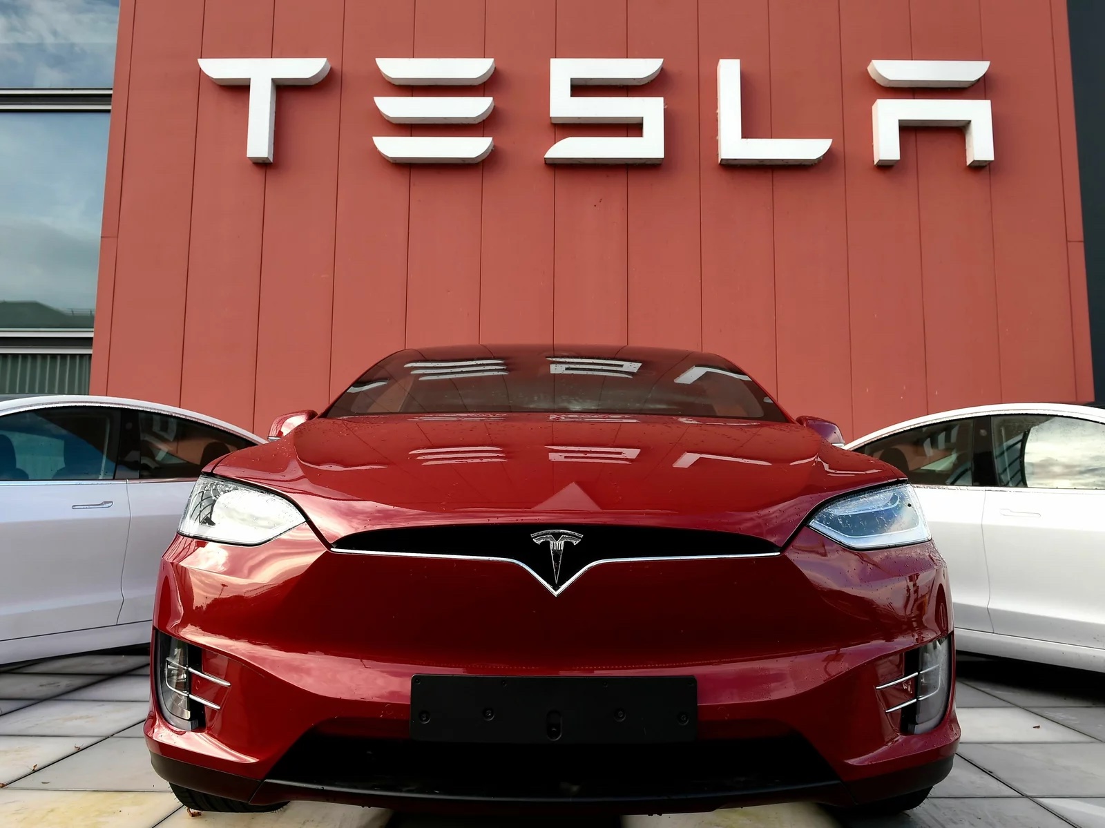 Tesla sa thải thêm nhân viên trong nhóm phần mềm, dịch vụ