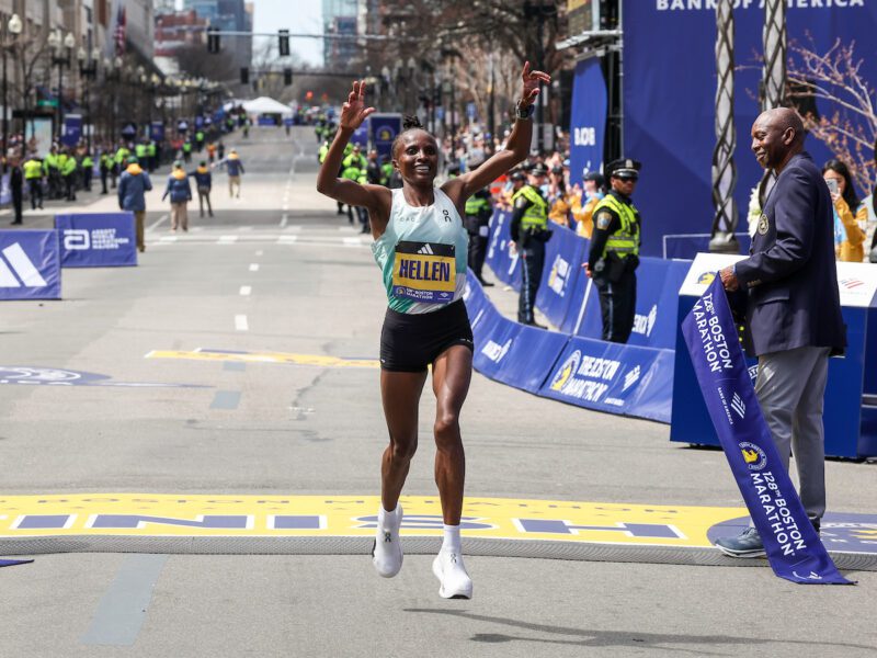 “Siêu giày” bí ẩn giúp VĐV vô địch giải chạy Boston