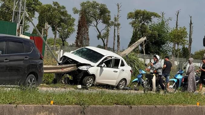 Ảnh TNGT: Tài xế Hyundai Grand i10 thoát chết không tưởng trong một tai nạn kinh hoàng