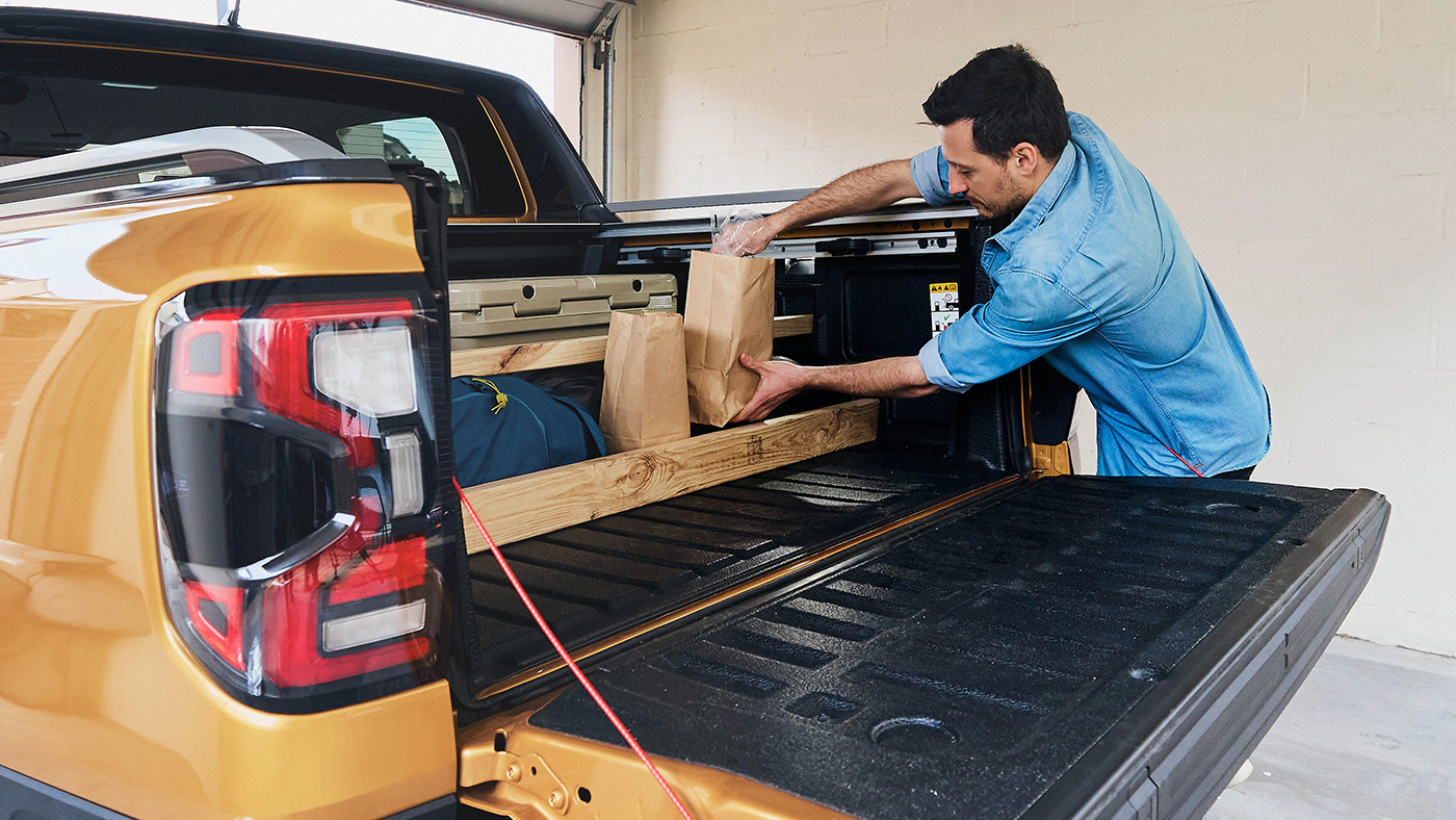 Clip: Cách vận dụng vách ngăn đồ tự chế trên thùng xe Ford Ranger